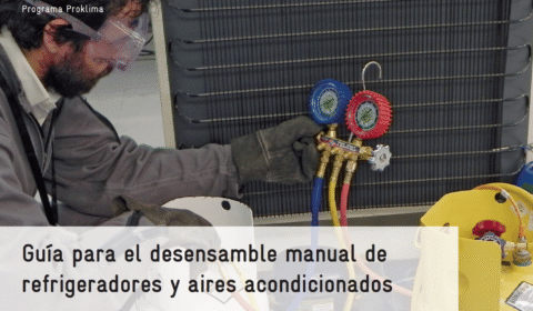 A person in safety gear uses gauges to check an appliance, with a sign in Spanish: Guía para el desensamble manual de refrigeradores y aires acondicionados..