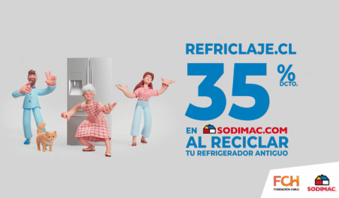 Three animated people and a cat stand by a refrigerator. Text offers 35% off at sodimac.com for recycling old refrigerators. FCH Fundación Chile and Sodimac logos are below.